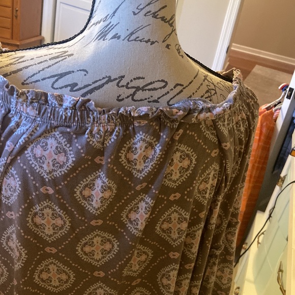 Cute Top size Medium - Picture 4 of 5